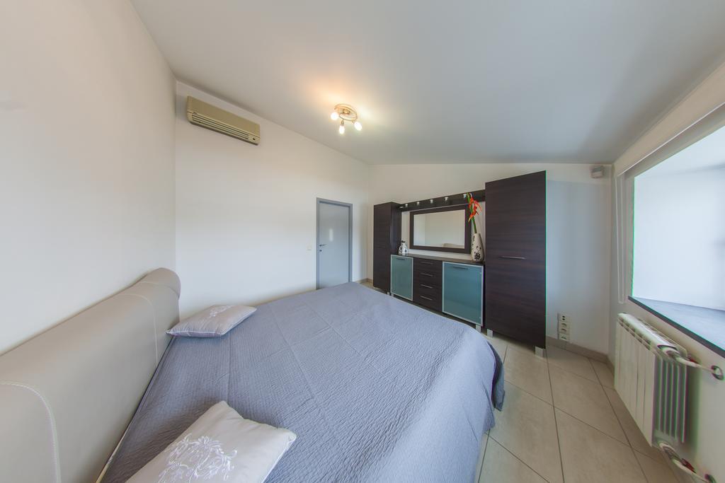 Mansard Apartment Antonovicha 4 Киев Екстериор снимка
