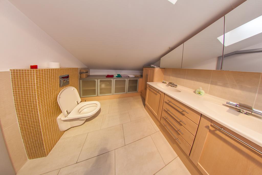 Mansard Apartment Antonovicha 4 Киев Стая снимка