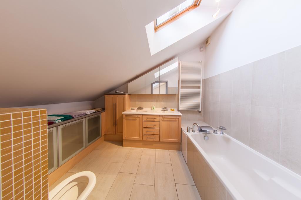 Mansard Apartment Antonovicha 4 Киев Екстериор снимка