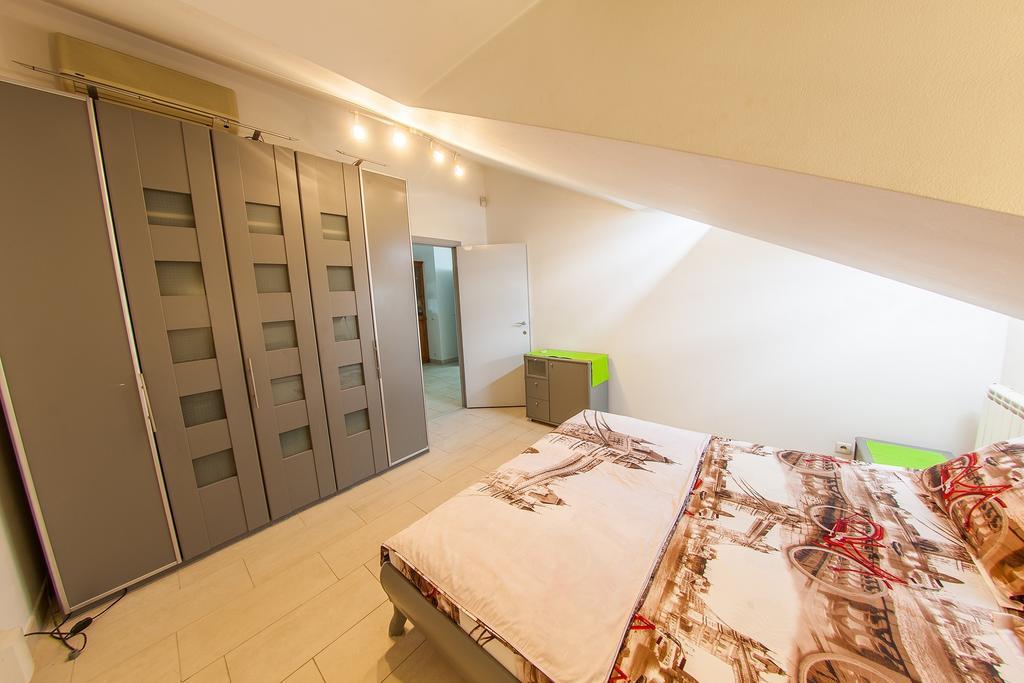 Mansard Apartment Antonovicha 4 Киев Екстериор снимка